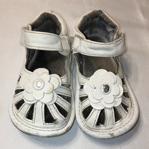 Jack & Lily Girls’ White Flower Closed-Toe Sandals